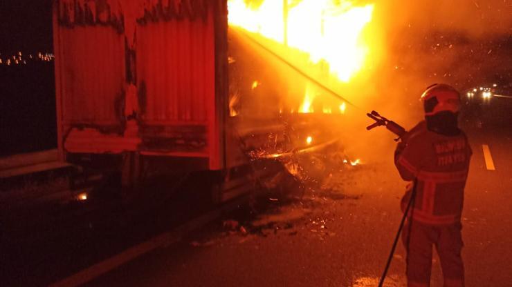 TIR alev topuna döndü: 20 ton kağıt yandı