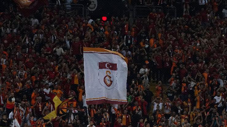 Galatasaraylı taraftarlardan biletlere hücum