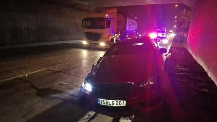 Yolcu indiren otobüse çarpan otomobilin sürücüsü yaralandı