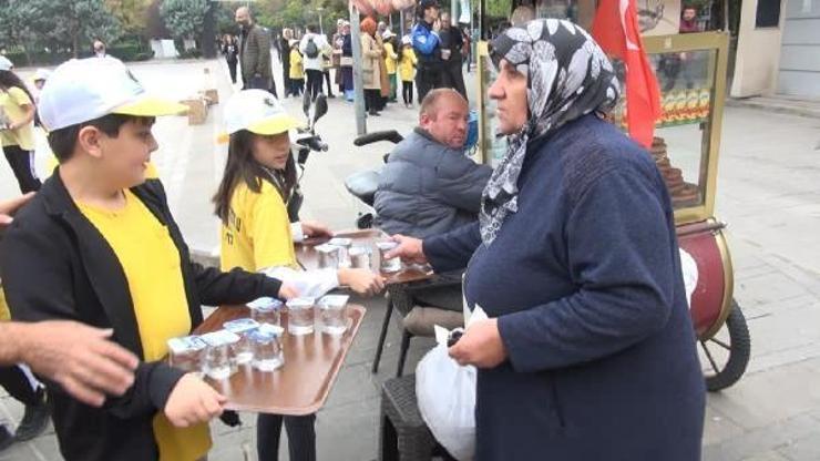 Öğrenciler, su içme alışkanlığı kazandırmak için su dağıttı