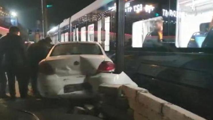 Eyüpsultanda tramvay otomobile çarptı