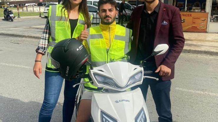 Motosiklet sürücülerine fosforlu yelek dağıtıldı