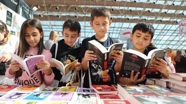 12. Antalya Kitap Fuarı dolu dolu geçiyor