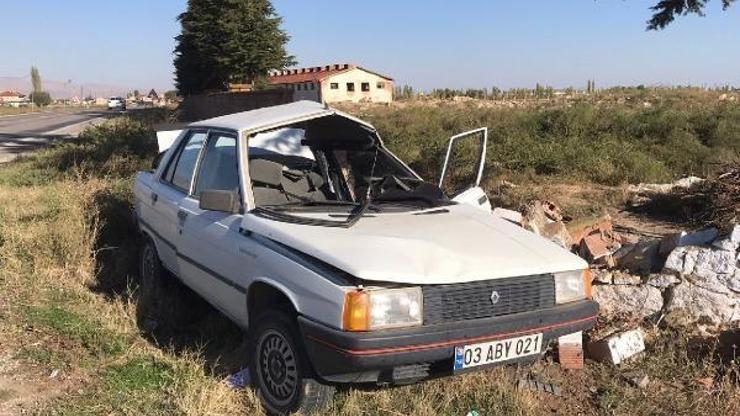 Otomobiliyle duvara çarptı