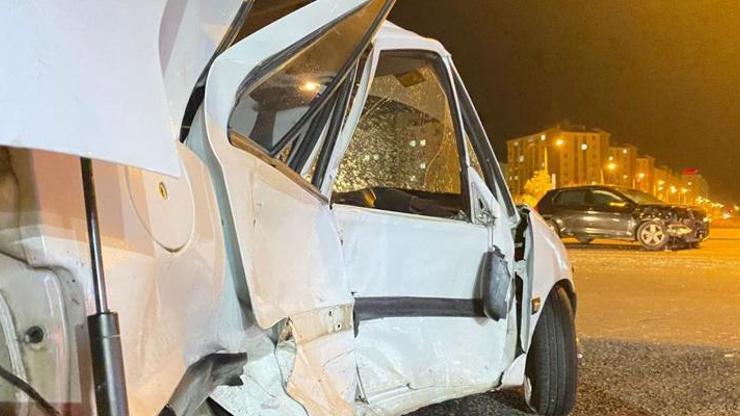 Kavşaktaki çarpışma sonucu otomobil kağıt gibi ezildi: 2 yaralı