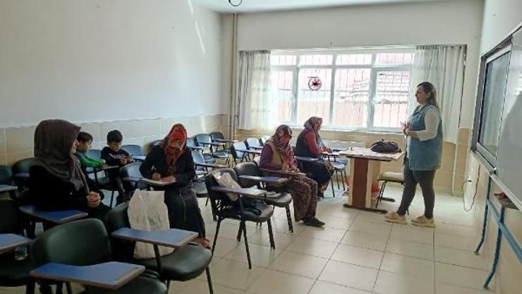 Korkutelide okuma yazma kursları devam ediyor