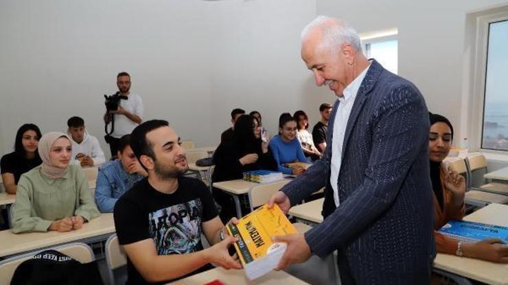 Başkan Gültaktan öğrencilere kaynak kitap