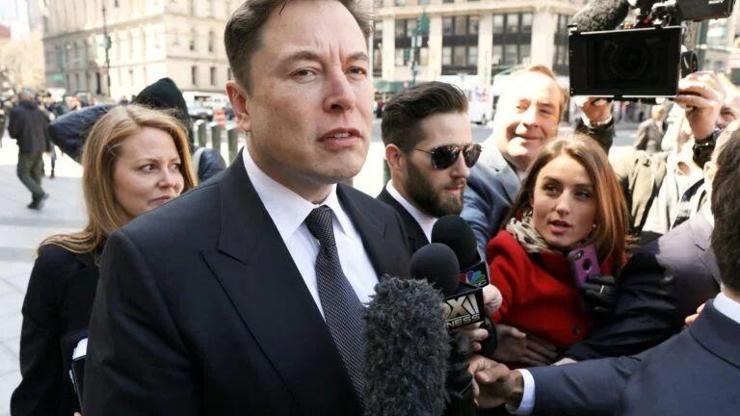 Elon Musk‘ın ilk işi üç kişiyi kovmak oldu