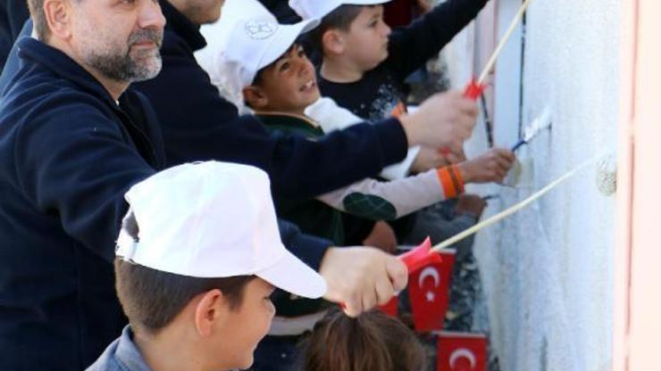 Belediye başkanı, ailesi ve öğrencilerle köy okulunu boyadı