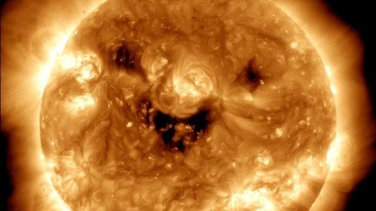 NASA, Güneşin sıra dışı fotoğrafını paylaştı: Gülümsemenin ardındaki fırtına