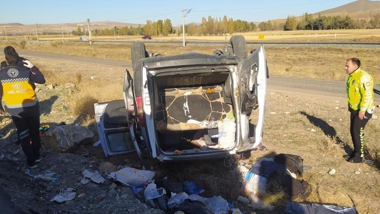 Sivas’ta hafif ticari araç takla attı: 4 yaralı