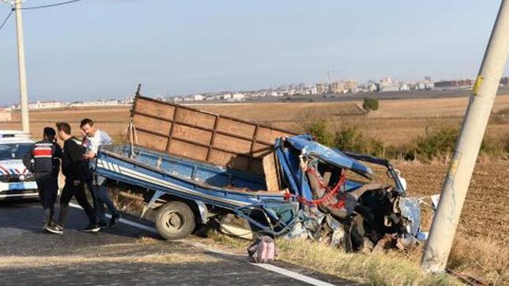 Kamyonet elektrik direğine çarptı; 1i bebek 2 ölü, 6 yaralı