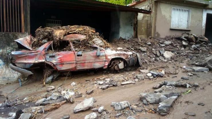 Venezuelada sel ve toprak kayması: 7 ölü
