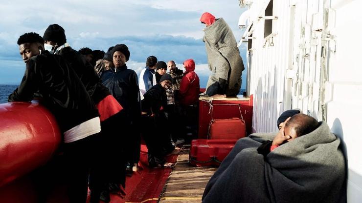 İtalya, yetişkin erkeklerin göçmen gemisinden inmesine izin vermiyor