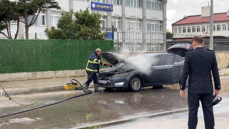 Sinop’ta seyir halindeki otomobil yandı