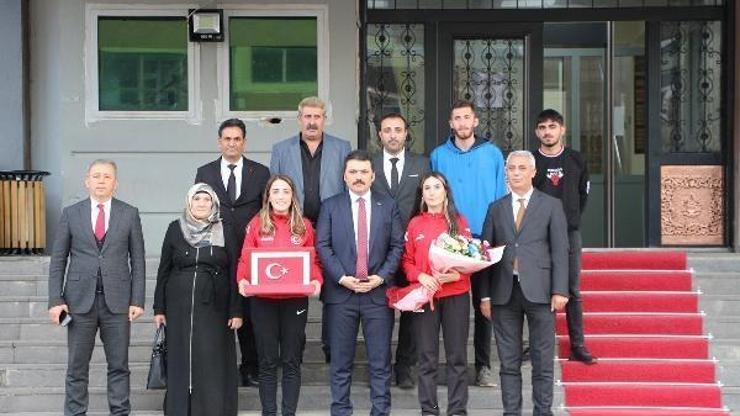 Dünya şampiyonu Karlıova’da sevinçle karşılandı