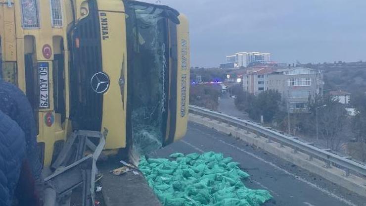 Tekirdağda kömür yüklü TIR devrildi, yol trafiğe kapandı