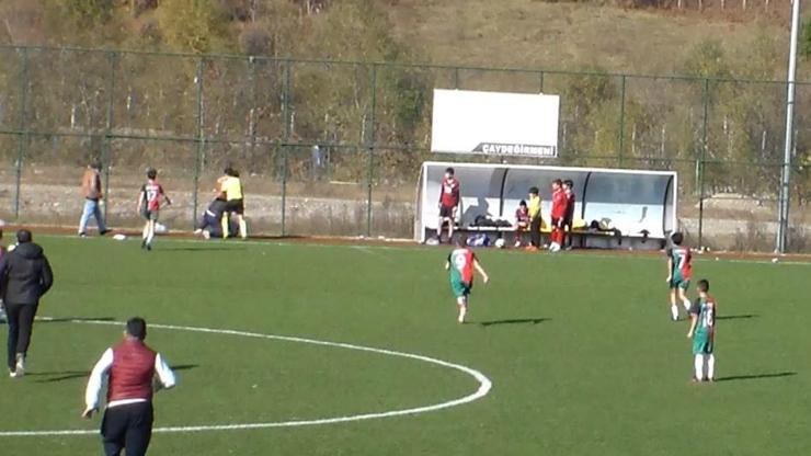 Yumruk yumruğa kavga eden antrenörleri futbolcular ayırdı