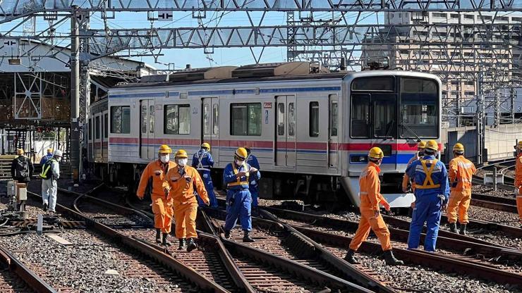 Japonya’da yolcu treni raydan çıktı