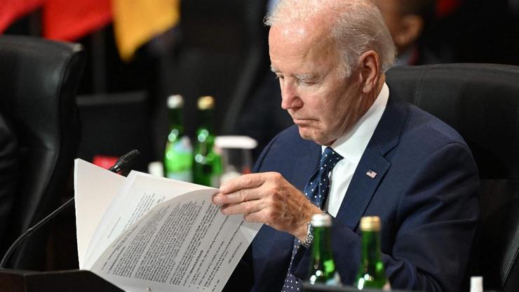 Biden yine talimat listesi ile kameralara yakalandı