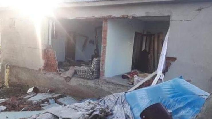 Karlıovada gaz kaçağının neden olduğu patlamada evin duvarları yıkıldı: 1 yaralı