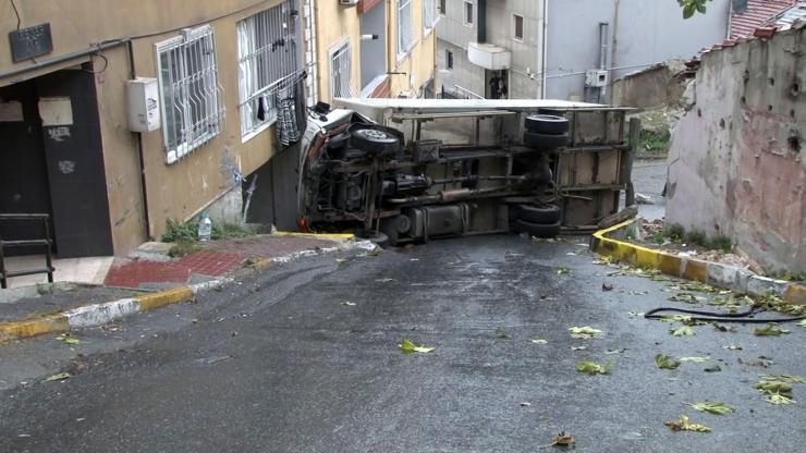 Beyoğlunda yokuş aşağı kayan kamyon binaya çarptı