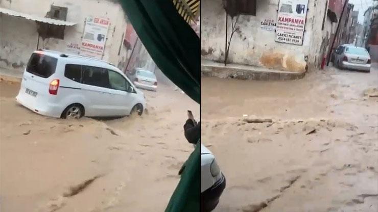 Son dakika... İzmiri sağanak vurdu: Cadde göle döndü