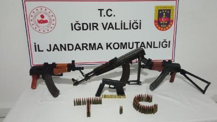 Kaleşnikof tüfek ve tabancayı satamadan yakalandılar