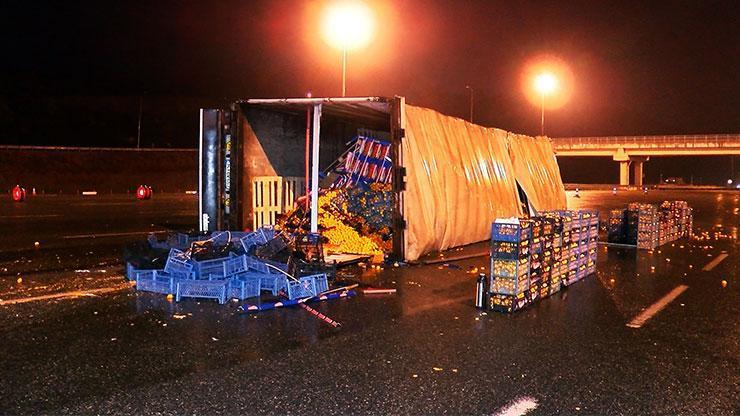 Bursada kontrolden çıkan TIR devrildi, tonlarca mandalina yola saçıldı