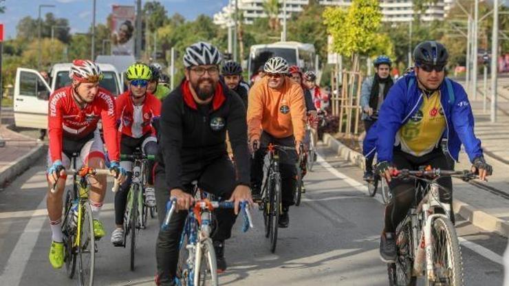 Kadına şiddete dikkati çekmek için pedal çevirdiler