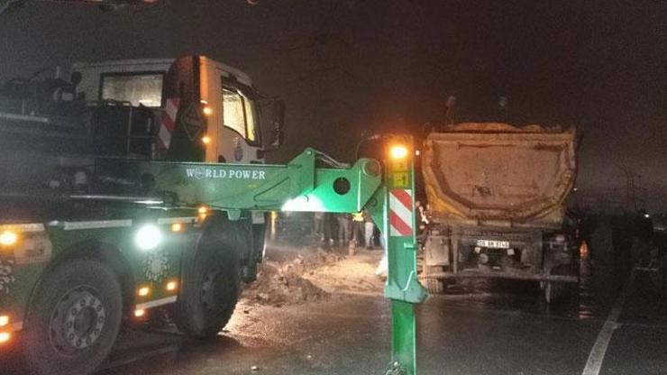 Bağcılar’da hafriyat kamyonu yolun ortasına devrildi