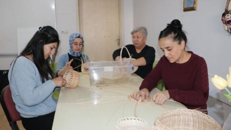Sepet örüp aile bütçesine katkı sağlıyorlar