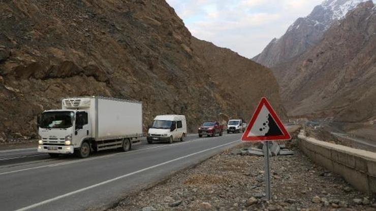 Hakkari-Van kara yoluna düşen kaya parçaları sürücülerin kabusu oldu