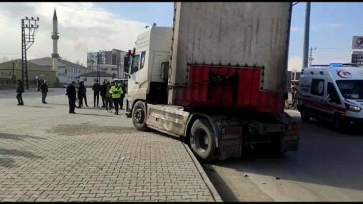 Öğrenciler, TIRın altında kalmaktan son anda kurtuldu