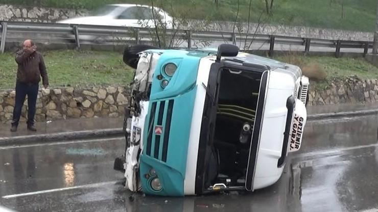 İzmirde minibüs devrildi: Yaralanan sürücü hastaneye kaldırıldı