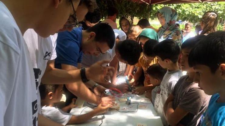 Liseli Batuhan hem öğreniyor hem öğretiyor