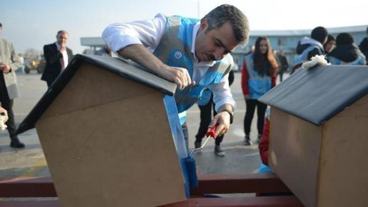 Atık malzemelerden yaptıkları kedi evlerini, hayvanseverlere hediye ediyorlar