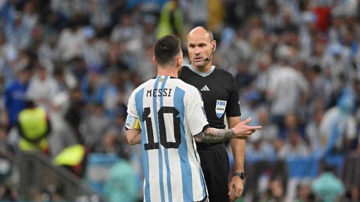 FIFA, Hollanda-Arjantin maçının hakemi Antonio Mateu Lahoz için kararını verdi
