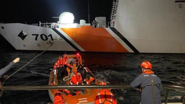 Ayvalık açıklarında 53 düzensiz göçmen yakalandı