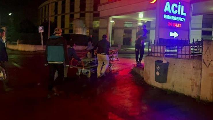 Hastanenin önünde kazada yaralanan kadını sedye ile taşıdılar