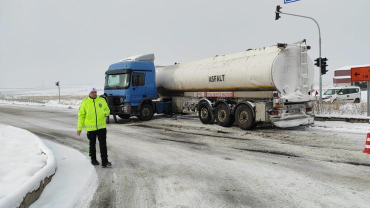 Karsta TIRlar, buzlanma nedeniyle yolda kaldı