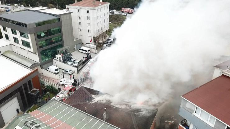 Son dakika... Ataşehirde geri dönüşüm tesisinde yangın