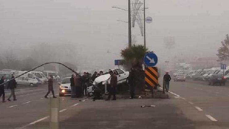 Sinyalizasyon direğine çarpan otomobilin sürücüsü yaralandı