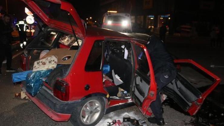 Otomobil aydınlatma direğine çarptı: 2 yaralı