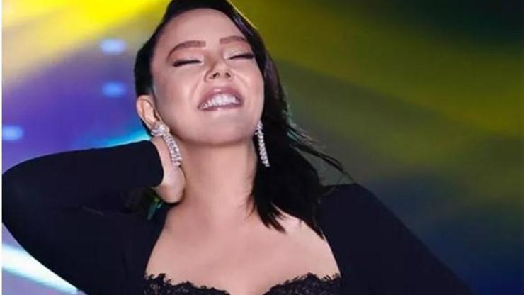 Ebru Gündeşten Ezgi Molaya jest