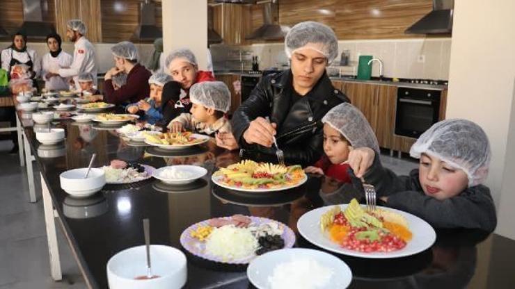 Anaokulu öğrencileri üniversitede pizza yaptı