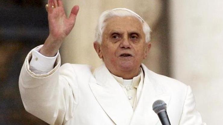 Papa Francis, eski Papa 16. Benedict için dua istedi