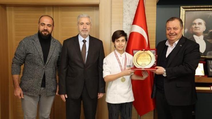 Altın tava ödülünü kazanan ekibe ödül