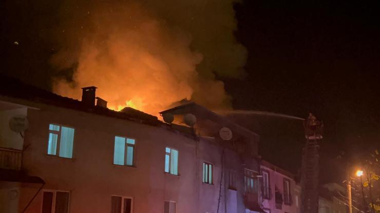 Bursada 3 katlı binanın çatısında yangın