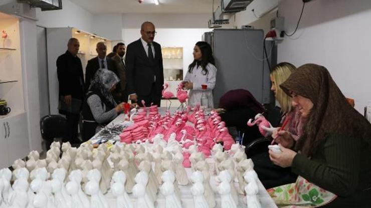 Vana özgü motifleri, seramiğe işliyorlar